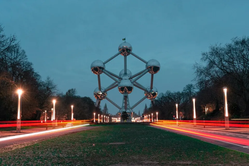Atomium, Bruxelles, vedere de pe bulevard și atomium în depărtare