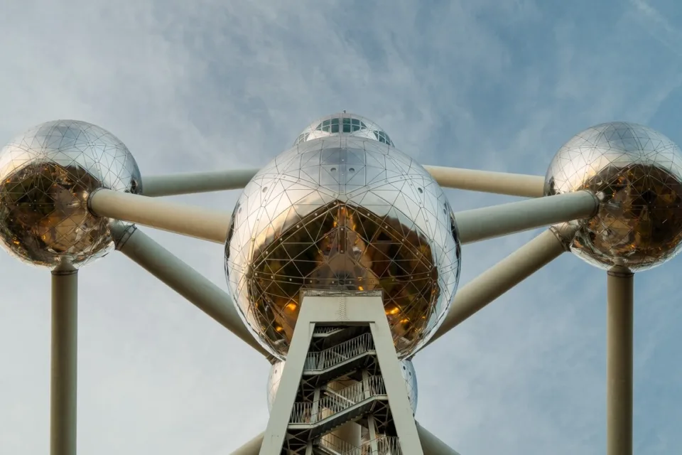 Atomium, Bruxelles – prim-plan pe atomium pe cer