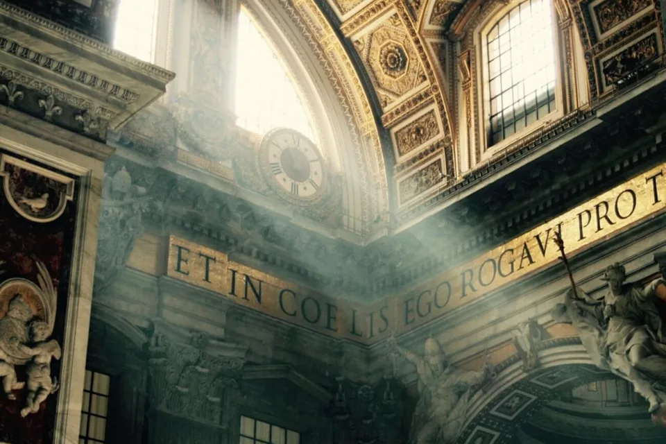 Bazilica Sfântul Petru fotografie mistică și întunecată a soarelui care pătrunde în bazilică