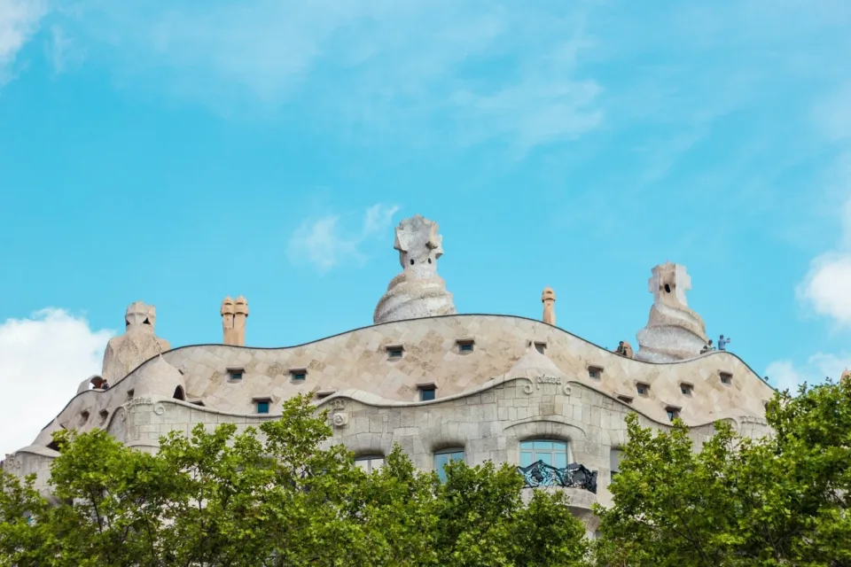 Atracția Casa Mila vizibilă în depărtare