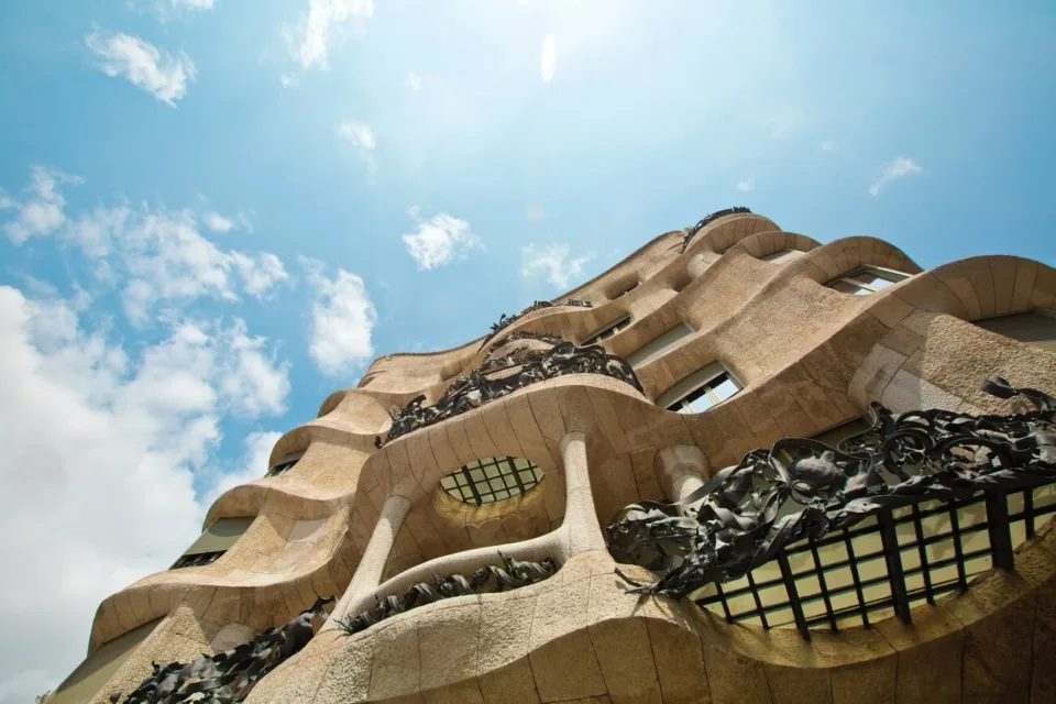 Casa Mila cu vedere în susul clădirii