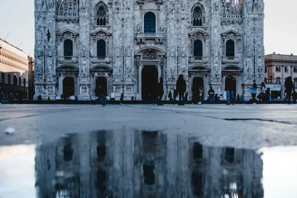Catedrala din Milano și reflecția sa în baltă