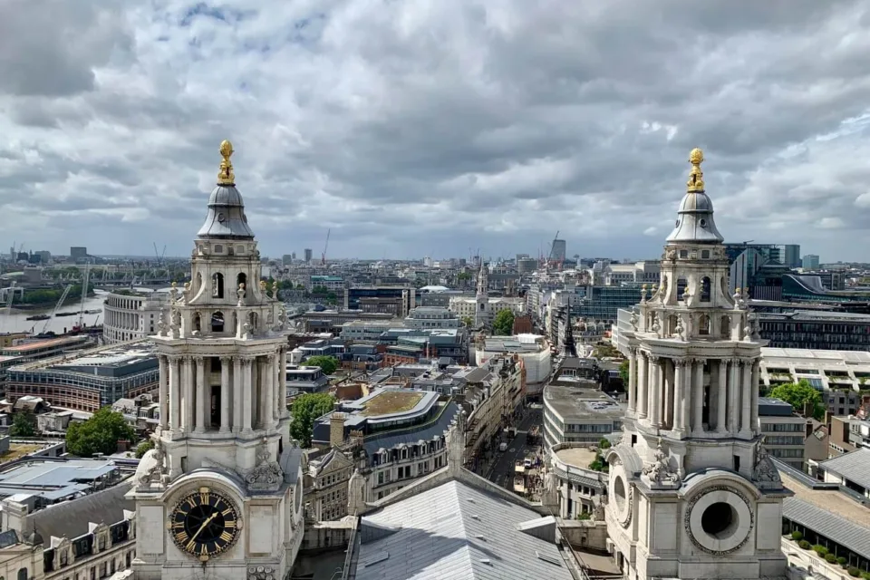 Turnurile Catedralei St Paul din Londra, văzute din perspectiva unei păsări