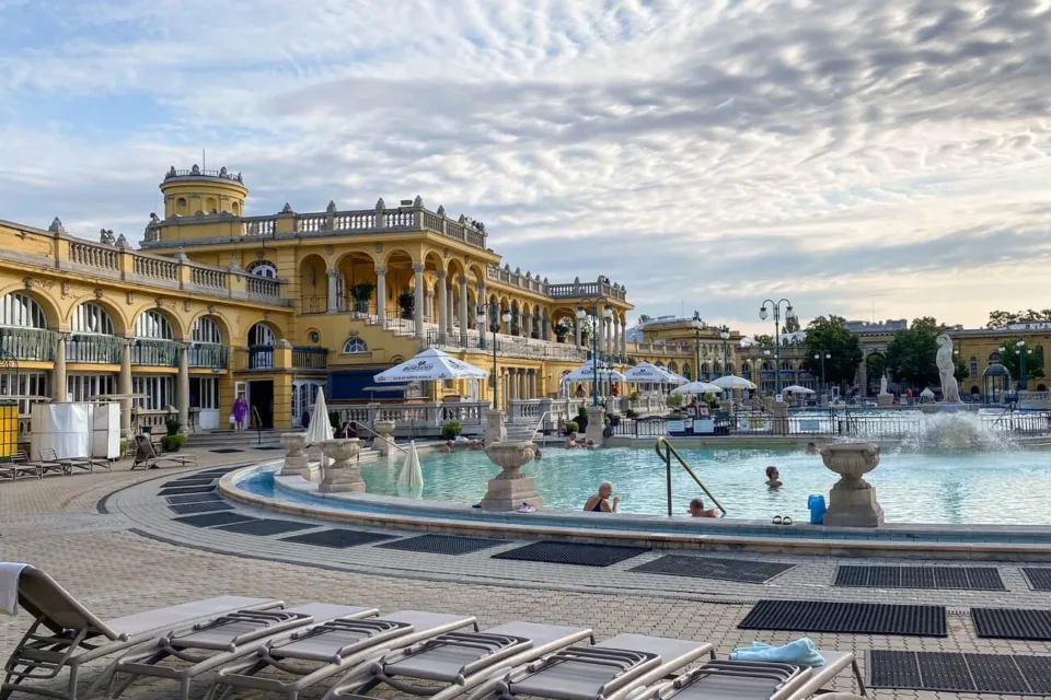 Intrarea la piscina exterioară a Băilor Termale din Budapesta