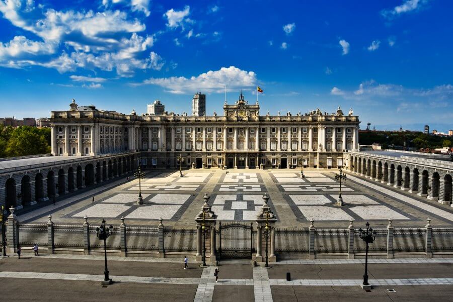 Palatul Regal din Madrid depărtare