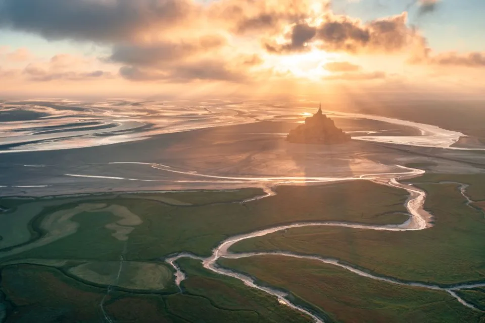 mont saint-michel din depărtare